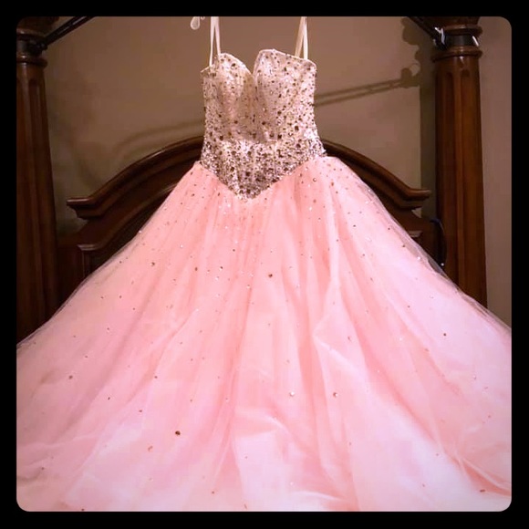 Stunning princess styled prom dress - Picture 1 of 3